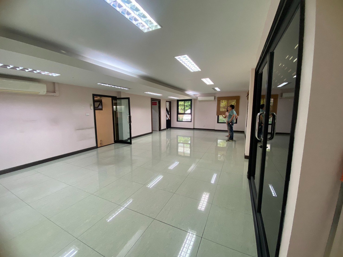 For RentOfficeVipawadee, Don Mueang, Lak Si : 🏬 Luxury Office Building for Rent 📐️Usable area 728 sqm. ✈️Close to Don Mueang International Airport 