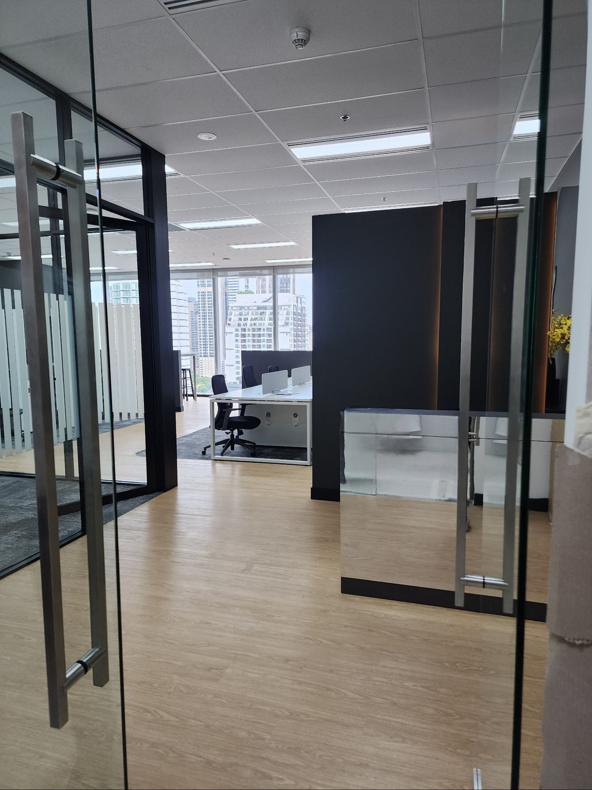 For RentOfficeSukhumvit, Asoke, Thonglor : Ready-to-use office, area 116 sq.m, next to Nana BTS station.