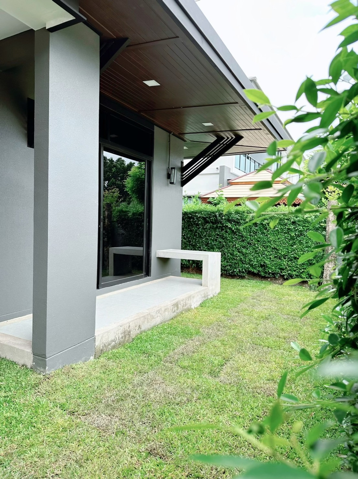 ขายบ้านสมุทรปราการ สำโรง : ขาย บ้านสวยบรรยากาศสวยน่าอยู่ ต่อเติมด้วยคุณภาพดี ทำเลดี โครงการดี อยู่หน้าสวนสวย+สนามเด็กเล่น ติดกับหอนาฬิกา Big Ben ถนนกว้าง เพื่อนบ้านดีซ้ายขวา ดีมาก เจอแบบนี้ ดีกว่าถูกหวย