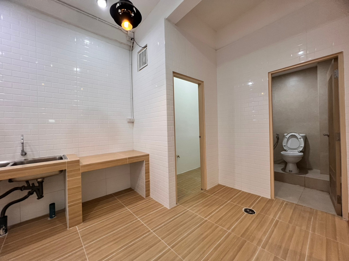 ขายทาวน์โฮมปิ่นเกล้า จรัญสนิทวงศ์ : ทาวน์โฮม 2 ชั้น 22.6 ตรว. รีโนเวทใหม่ พร้อมเฟอร์นิเจอร์ ถนนจรัญสนิทวงศ์ 35 ติดรถไฟฟ้า MRT