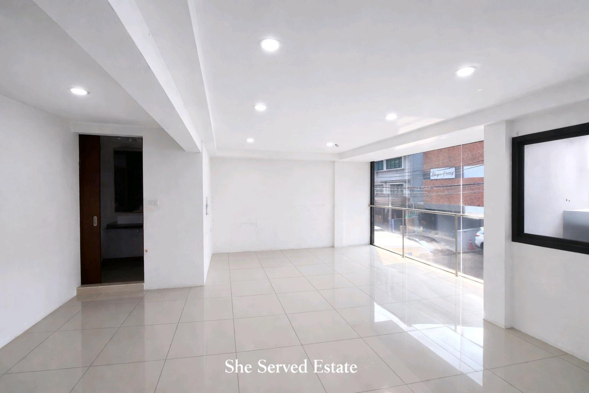 For RentOfficeSukhumvit, Asoke, Thonglor : P0644/3-story townhome for rent, Sukhumvit 26, near BTS Phrom Phong, suitable for a home office or residence.