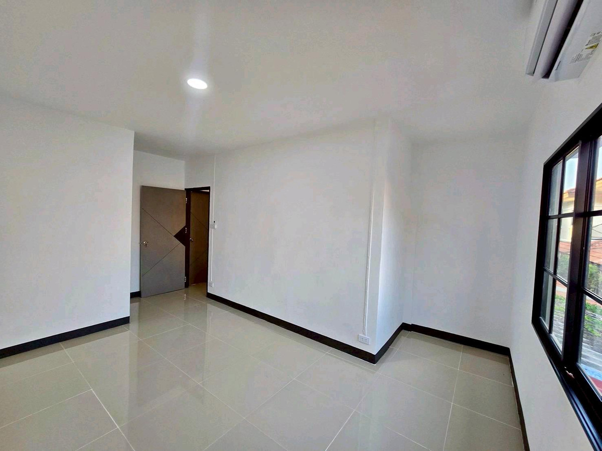 For SaleTownhomeNawamin, Ramindra : 2-story townhouse for sale, Phanason Village 1, along Khlong Song 4, Liap Khlong Song Market. Wat Phraya Suren Fashion Island, Safari World, Ramindra, Jazz, Khubon, Makro, Lotus, Panya Indra, Bang Chan Temple, Bang Chan School, Synphaet Hospital, Nopparat