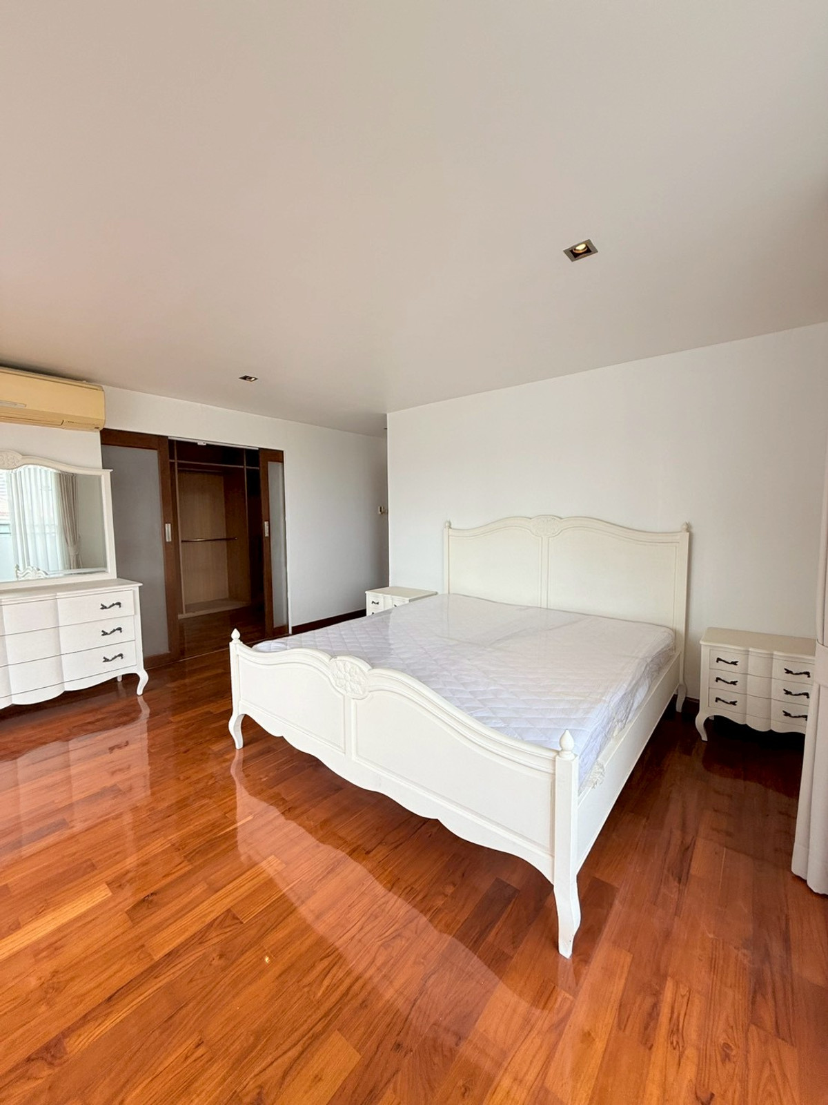 For RentCondoSukhumvit, Asoke, Thonglor : 🎉🌇 Condo for Rent – 4 Bedrooms near BTS Ekkamai | Regent on the Park Sukhumvit 61