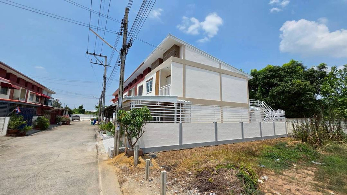 ขายทาวน์โฮมนนทบุรี บางใหญ่ บางบัวทอง : ขายทาวน์เฮ้าส์พระปิ่น 3 หลังริม 30 ตร.ว. 4 นอน มีระเบียงเทอเรส ติดถนนกาญจนาฯ ฟรีโอน