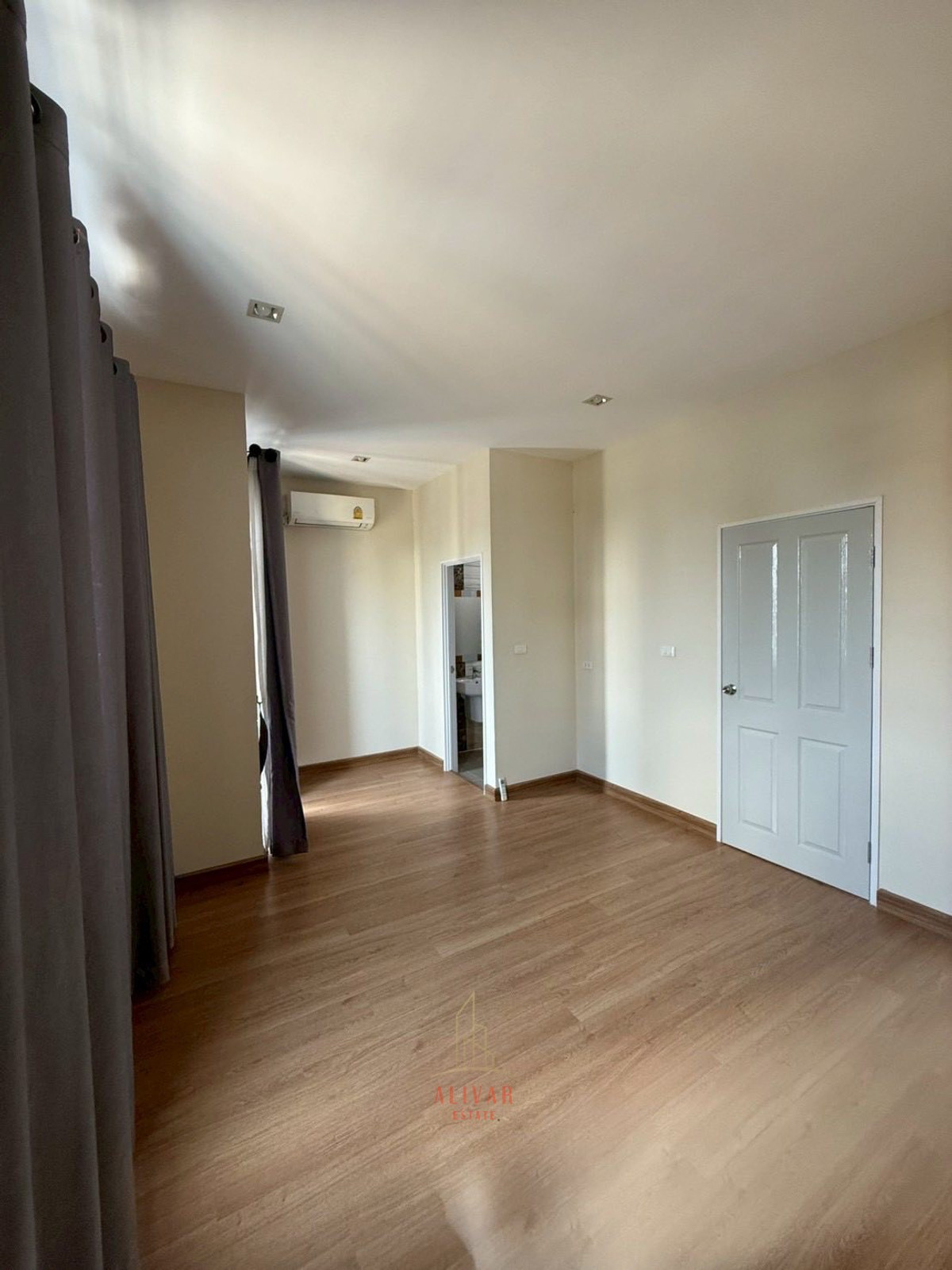 ให้เช่าทาวน์โฮมสมุทรปราการ สำโรง : RH040426 ให้เช่า ทาวน์โฮม 2 ชั้น รีโนเวทใหม่ 3 ห้องนอน หลังมุม at Golden Town Sukhumvit-Bearing BTS Station ใกล้ อิมพีเรียลเวิลด์ สำโรง เพียง 3 นาที