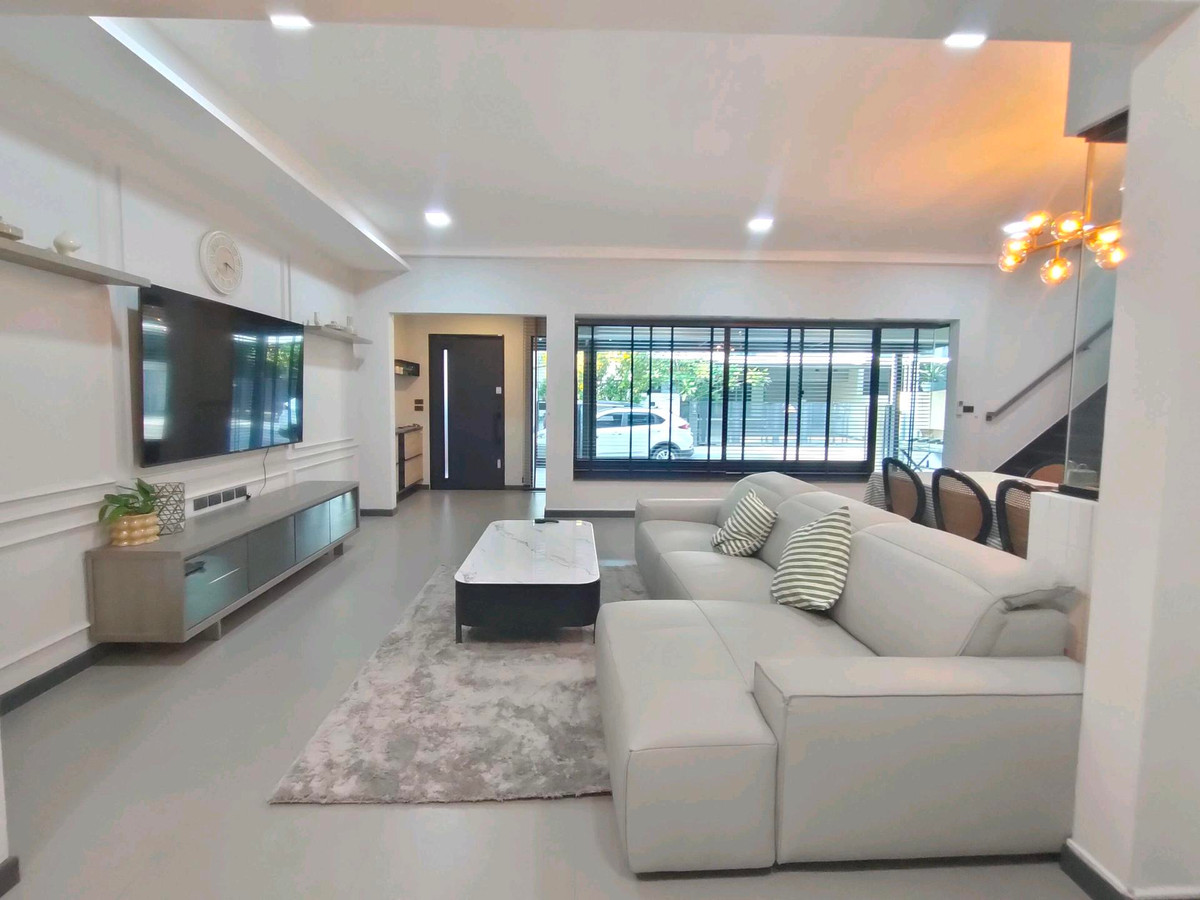 ทาวน์โฮมบางนา แบริ่ง ลาซาล : ขายด่วน / ให้เช่า วีเว่ บางนา กม.7
Tel: 083-966-3665 