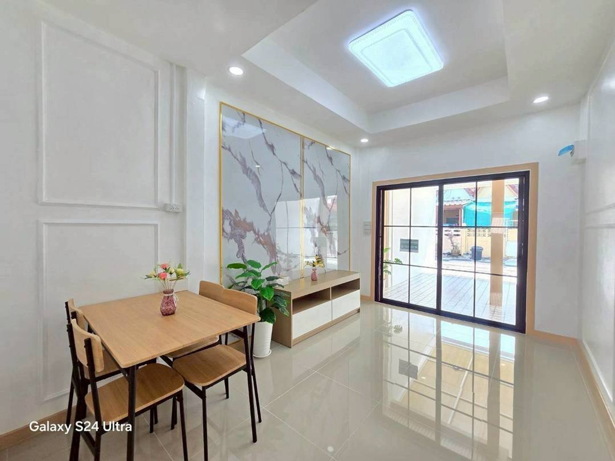 For SaleTownhomeNonthaburi, Bang Yai, Bangbuathong : One-story townhouse for sale, Bua Thong Keha, Sai Noi, 19 sq m, at the beginning of the bus line, newly decorated, free furniture, free transfer.