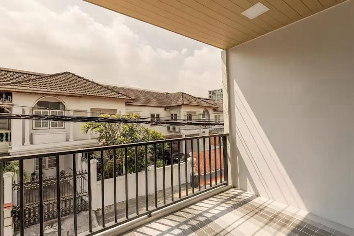 ให้เช่าบ้านรัชดา ห้วยขวาง : ปล่อยเช่าบ้าน 2 ชั้น หลังมุม ขนาด 36 ตรว. 300 ตรางเมตร ซอยรัชดา 18 บ้านสวยตกแต่งใหม่ เฟอร์นิเจอร์ครบพร้อมอยู่ ในหมู่บ้าน ปลอดภัยไม่มีโจร เพื่อนบ้านดีไม่มีปัญหา จอดรถหน้าบ้านได้ 1-2 คัน
