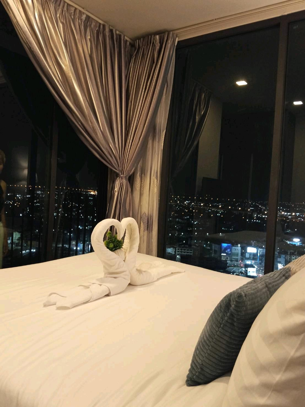 ให้เช่าคอนโดพัทยา บางแสน ชลบุรี สัตหีบ : Posh Pattaya​ ห้องมุม วิวทะเล+city