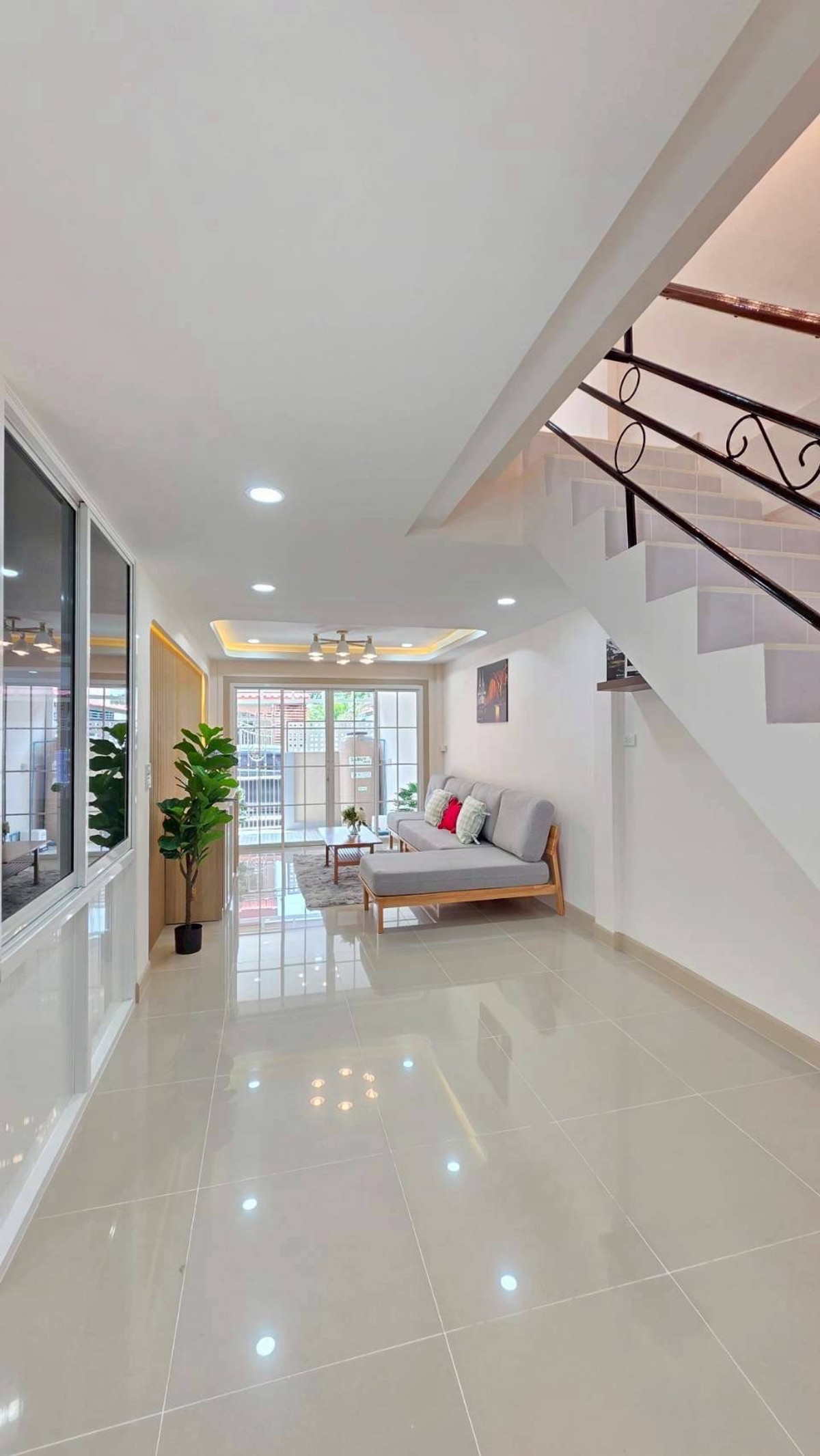 ขายทาวน์โฮมนนทบุรี บางใหญ่ บางบัวทอง : ขายทาวน์เฮ้าส์พระปิ่น 3 หลังริม 30 ตร.ว. 4 นอน มีระเบียงเทอเรส ติดถนนกาญจนาฯ ฟรีโอน