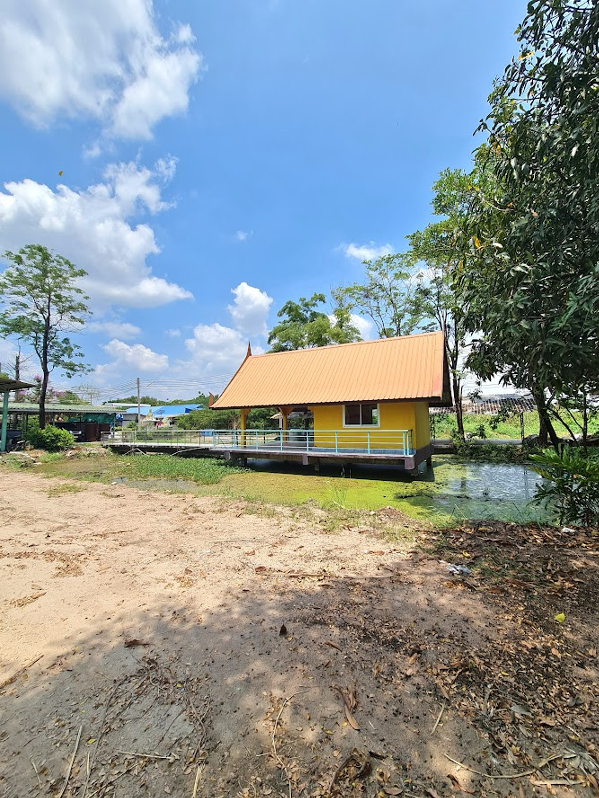 For SaleLandNakhon Pathom : Land for sale in Nakhon Pathom, Sam Phran District, with buildings, total area 6-3-79 rai, near Phetkasem Road.