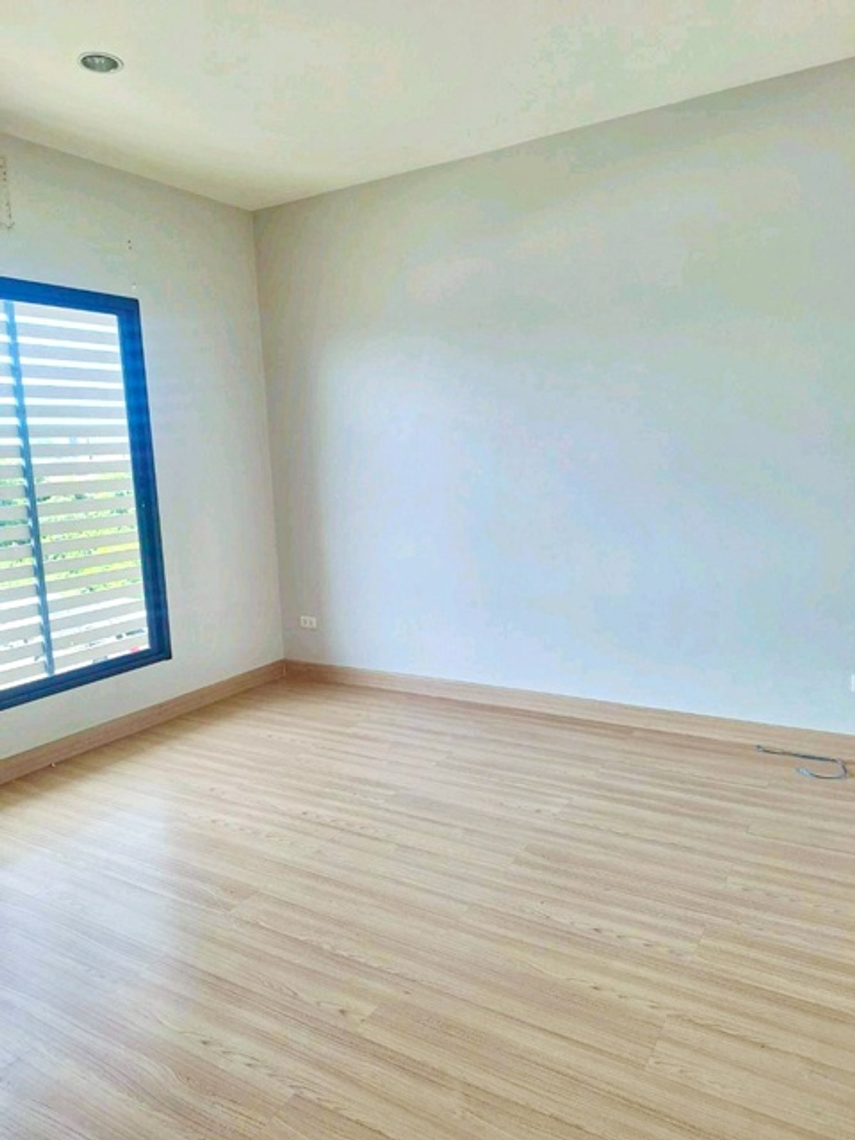 For RentTownhomeBangna, Bearing, Lasalle : BTS Samrong 1km. 4bed 3bath townhome BTS Bearing 20sq.wa. 240sq.m. new 3story house Imperial World