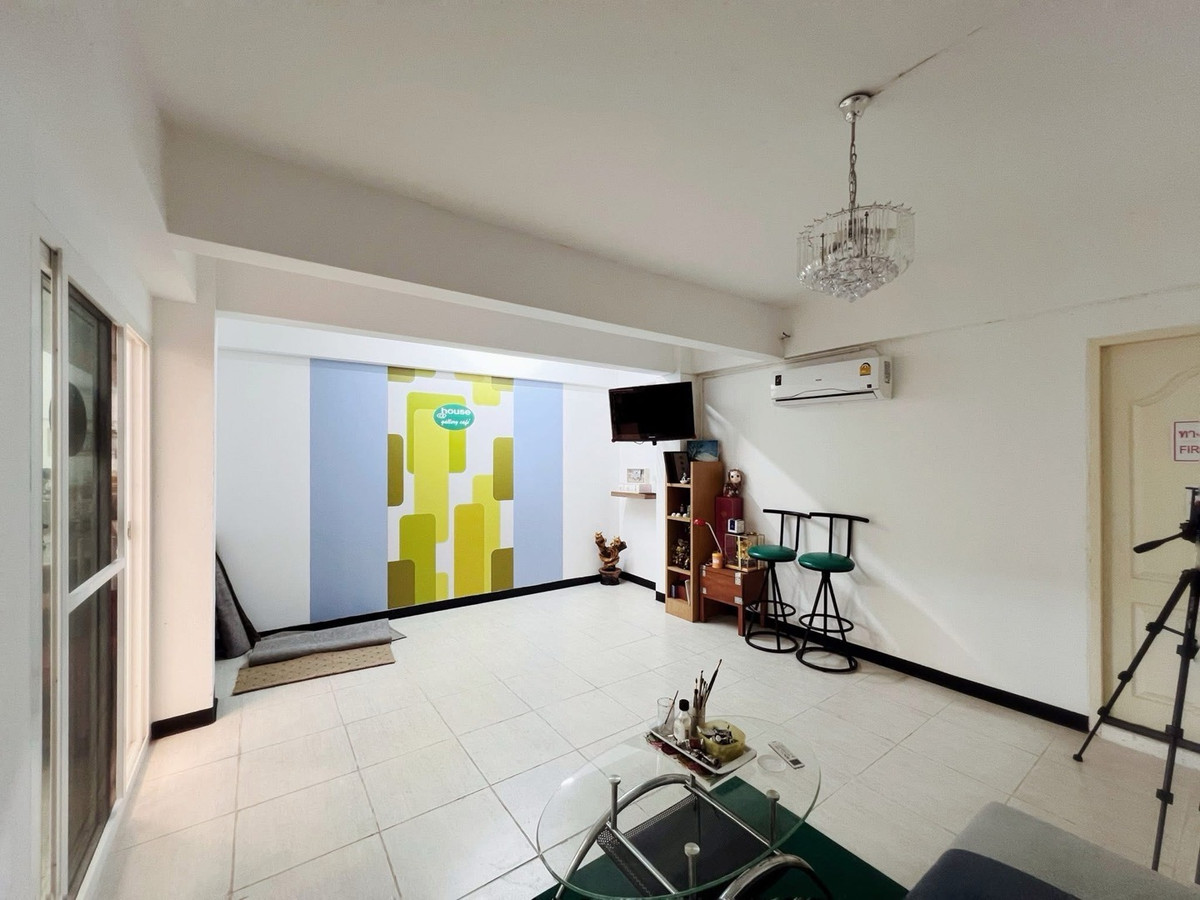 For RentShop HouseOnnut, Udomsuk : [For rent] - [Commercial building, 4 floors, 5 units, empty building with air conditioning on some floors] Area over 1,000 sq m with large parking, suitable for an office, school, nursery or warehouse, near True Digital Park and BTS Punnawithi LC0099 
 
