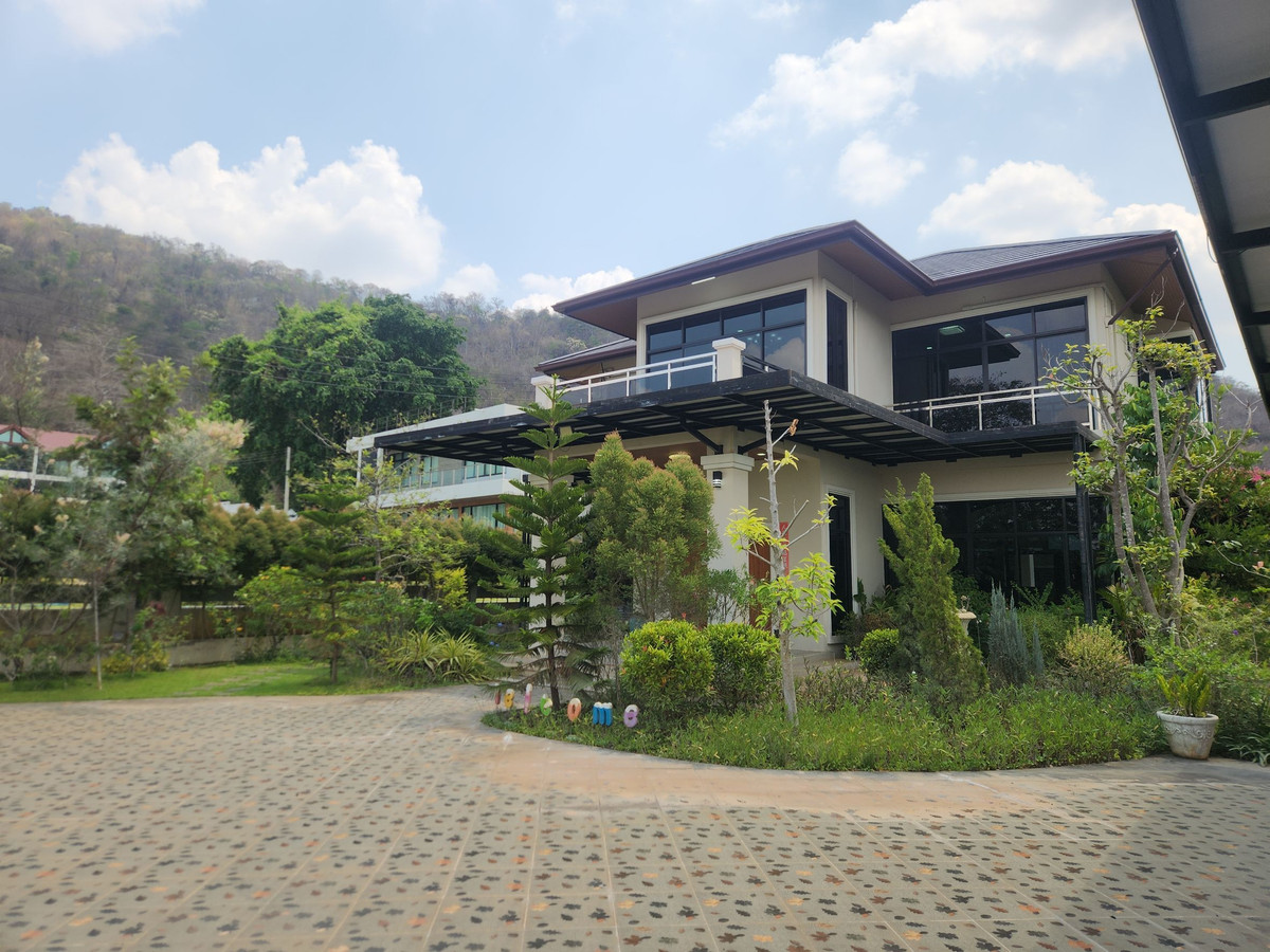 ขายบ้านโคราช นครราชสีมา : ขายบ้านพักตากอากาศหรู เขาใหญ่ พญาเย็น วิวภูเขา | ที่ดิน 300 ตร.วา 3 อาคาร พร้อมสระว่ายน้ำ เฟอร์นิเจอร์ครบ ใกล้ถนนมิตรภาพ