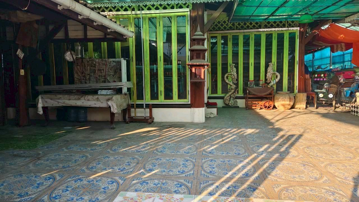 For SaleHousePhitsanulok : For sale: semi-concrete teak house, beautiful, classic, prime location in the heart of Phitsanulok city. Near Central-Buddhist Hospital