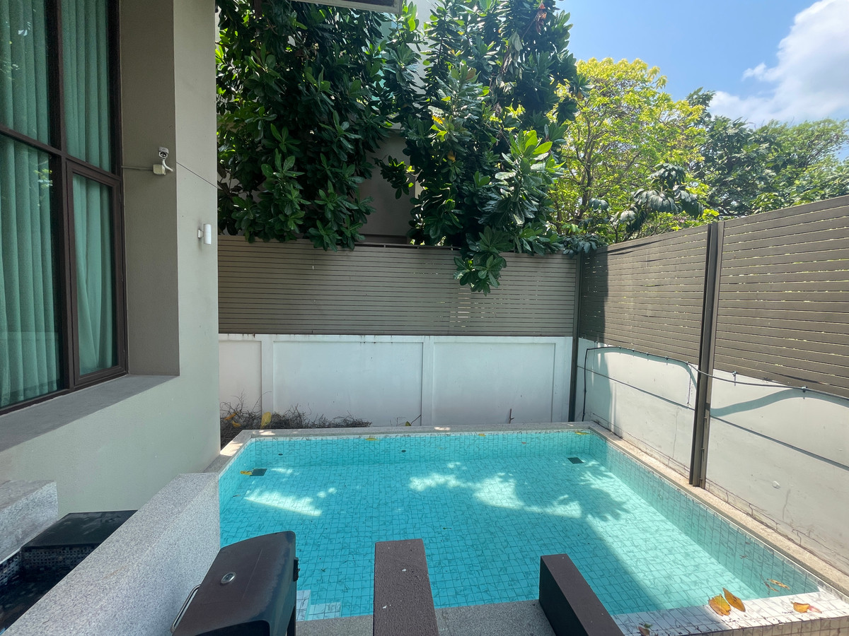 For SaleCondoSathorn, Narathiwat : Luxury Residence in Sathorn Area | Spacious 360 Sq.m. 3-Bedroom Home | Ideal for Family Living in CBD Bangkok, location near Sathorn business zone. And can easily connect to the city, near Saint Louis BTS Station.