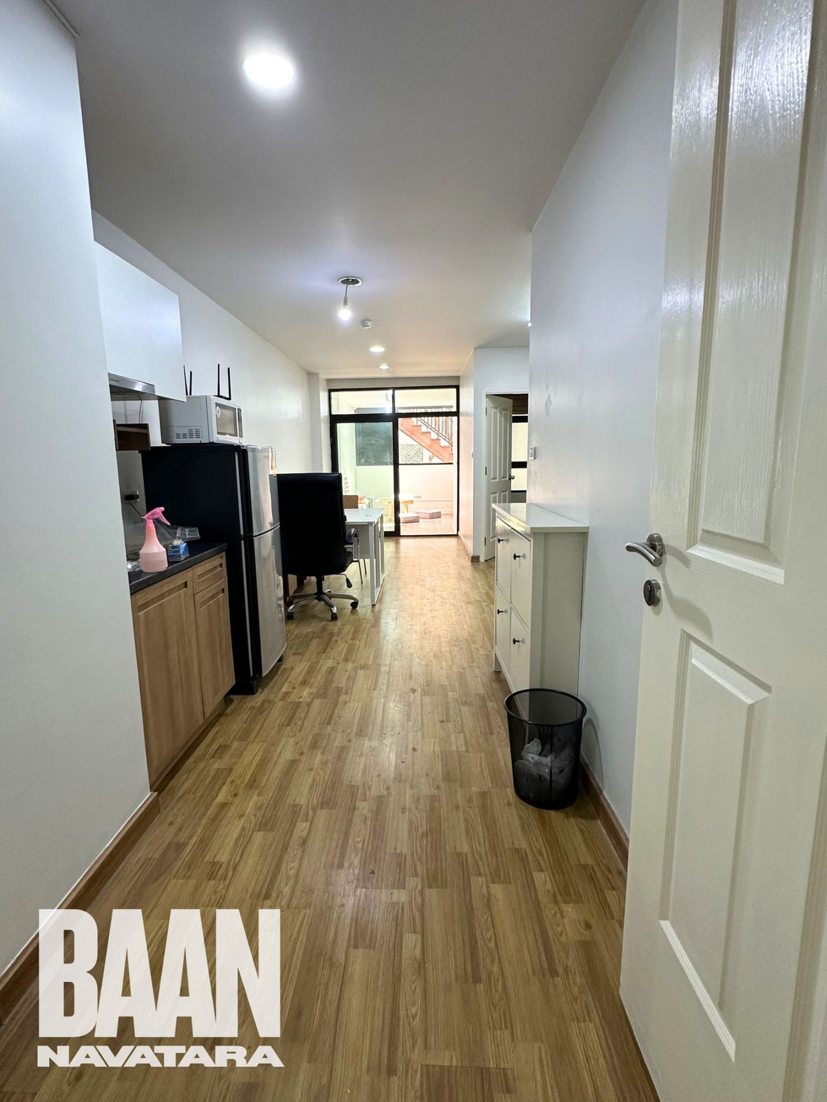 ให้เช่าคอนโดเกษตร นวมินทร์ ลาดปลาเค้า :  คอนโดบ้านนวธารา 61ตรม. ชั้น1 ห้องอยู่บริเวณหัวมุม เงียบสงบ  ถเข้าได้ 2 ทาง หน้าห้อง เข้าจากที่จอดรถ และ หลังห้อง ออกไปเป็นสระว่ายน้ำและ fitness