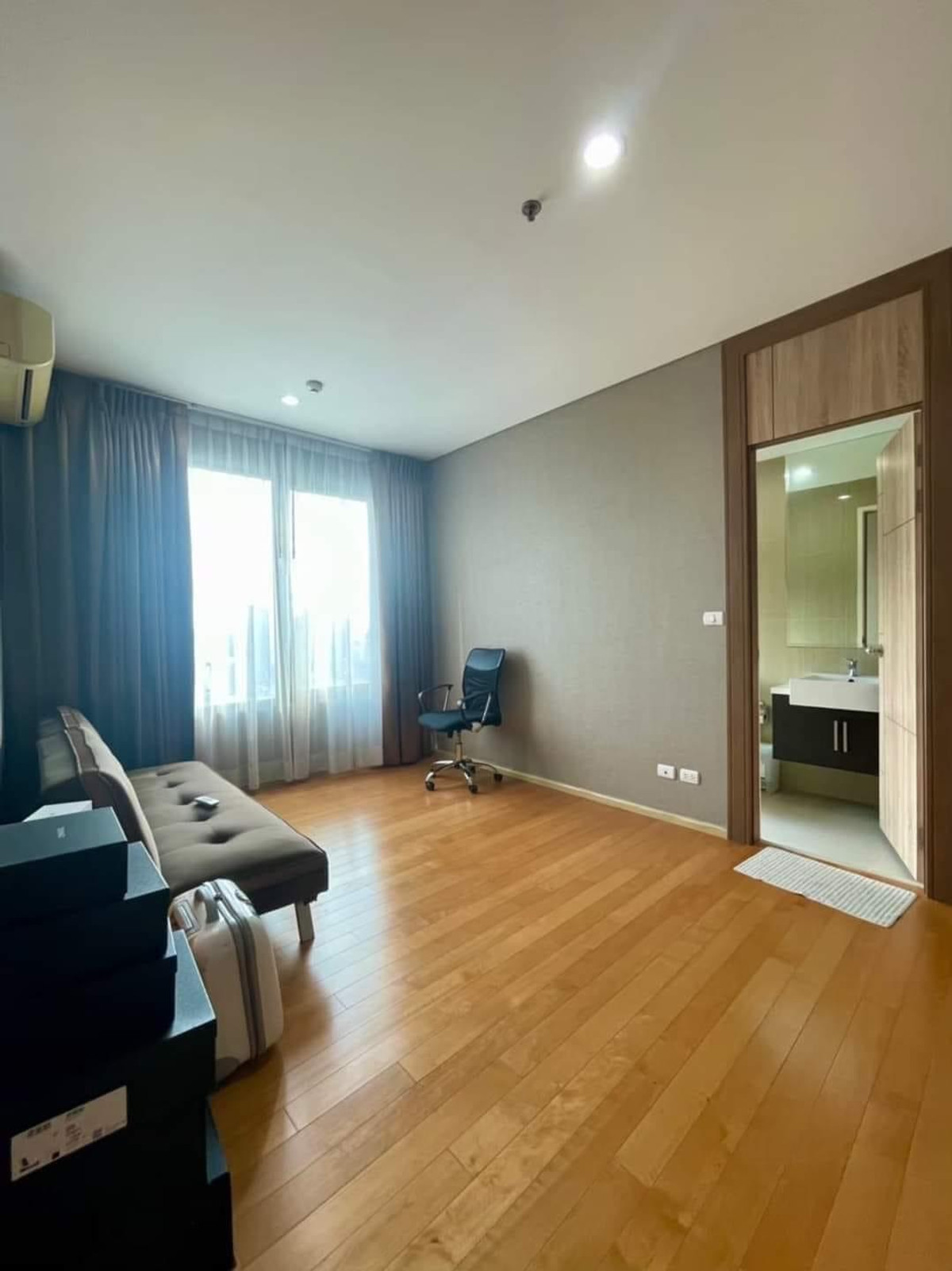 For SaleCondoRama9, Petchburi, RCA : Large condo room on high floor City view on Sukhumvit side, no buildings blocking it, location in Asoke - Phetchaburi, near MRT, just a few minutes walk. Suitable for own living or investment or rental to foreigners in the CBD zone.