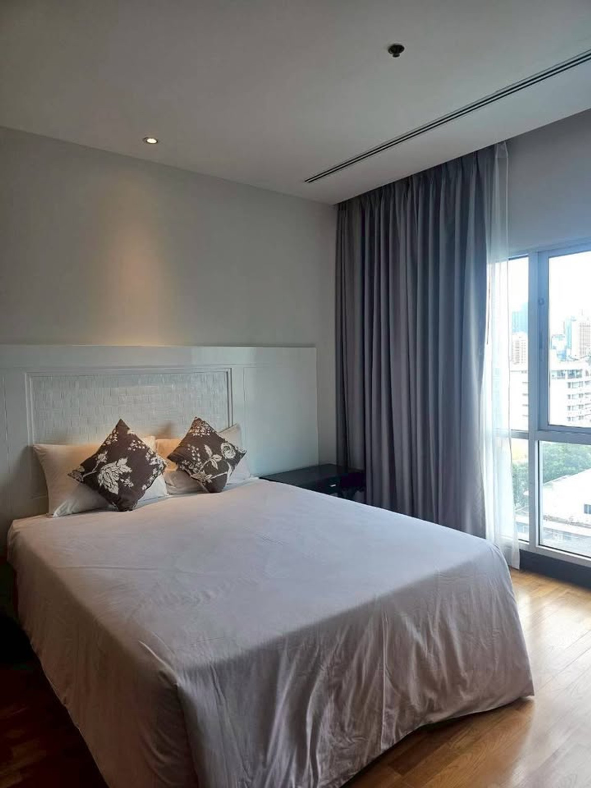 For RentCondoWitthayu, Chidlom, Langsuan, Ploenchit : Royal Residence Park rent 275 sqm 4 beds 3 baths 170,000 per month