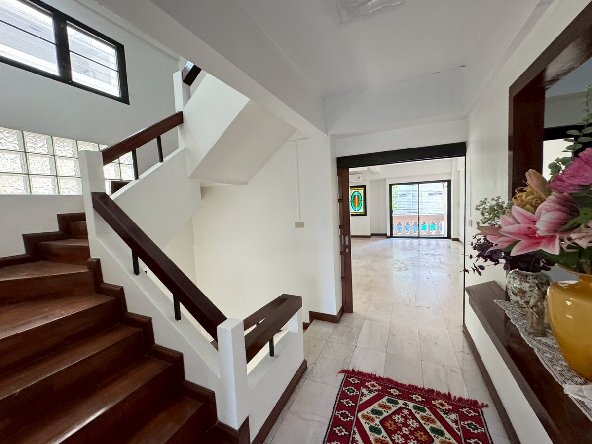 ให้เช่าทาวน์โฮมนานา : ทาวเฮ้าท์รีโนเวทใหม่ เหมาะทำธุรกิจ ใกล้ BTS นานา ** NO CO-AGNT ** 