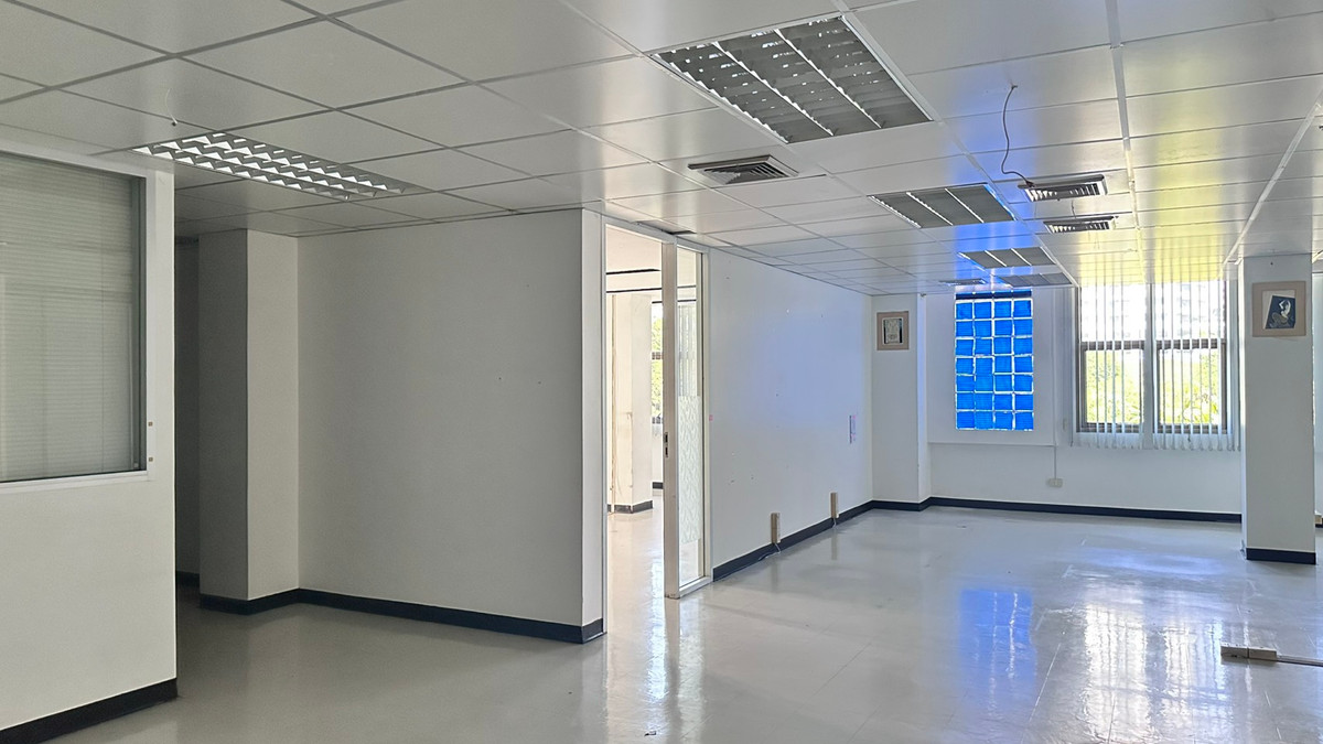 For RentShop HouseRama9, Petchburi, RCA : For rent, 6-story office building in the heart of the city, Rama 9, suitable for an office / warehouse / clinic.