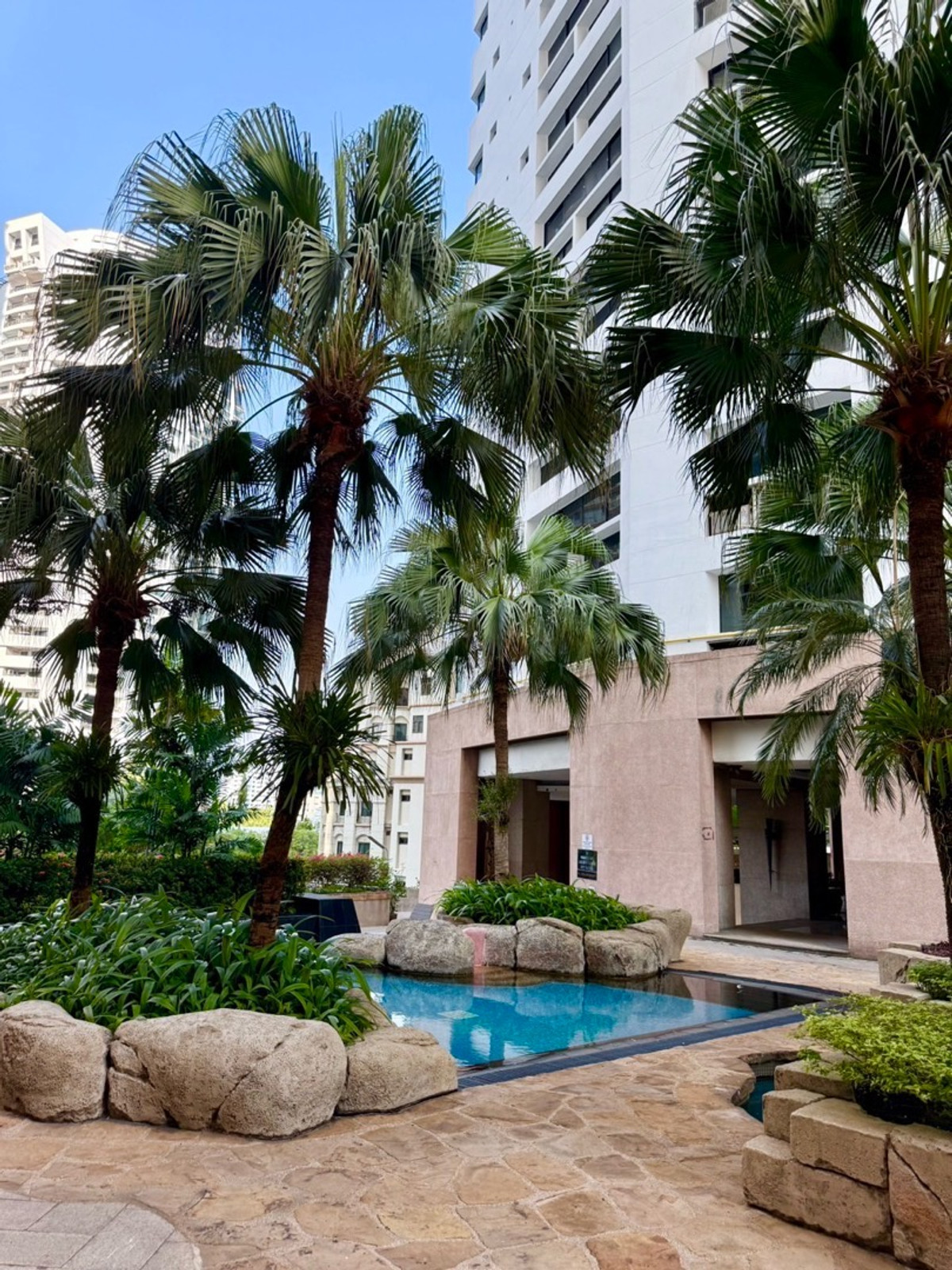 For RentCondoSukhumvit, Asoke, Thonglor : Newly Renovated/ Spacious 3 Bedrooms in Phrom pong ✨