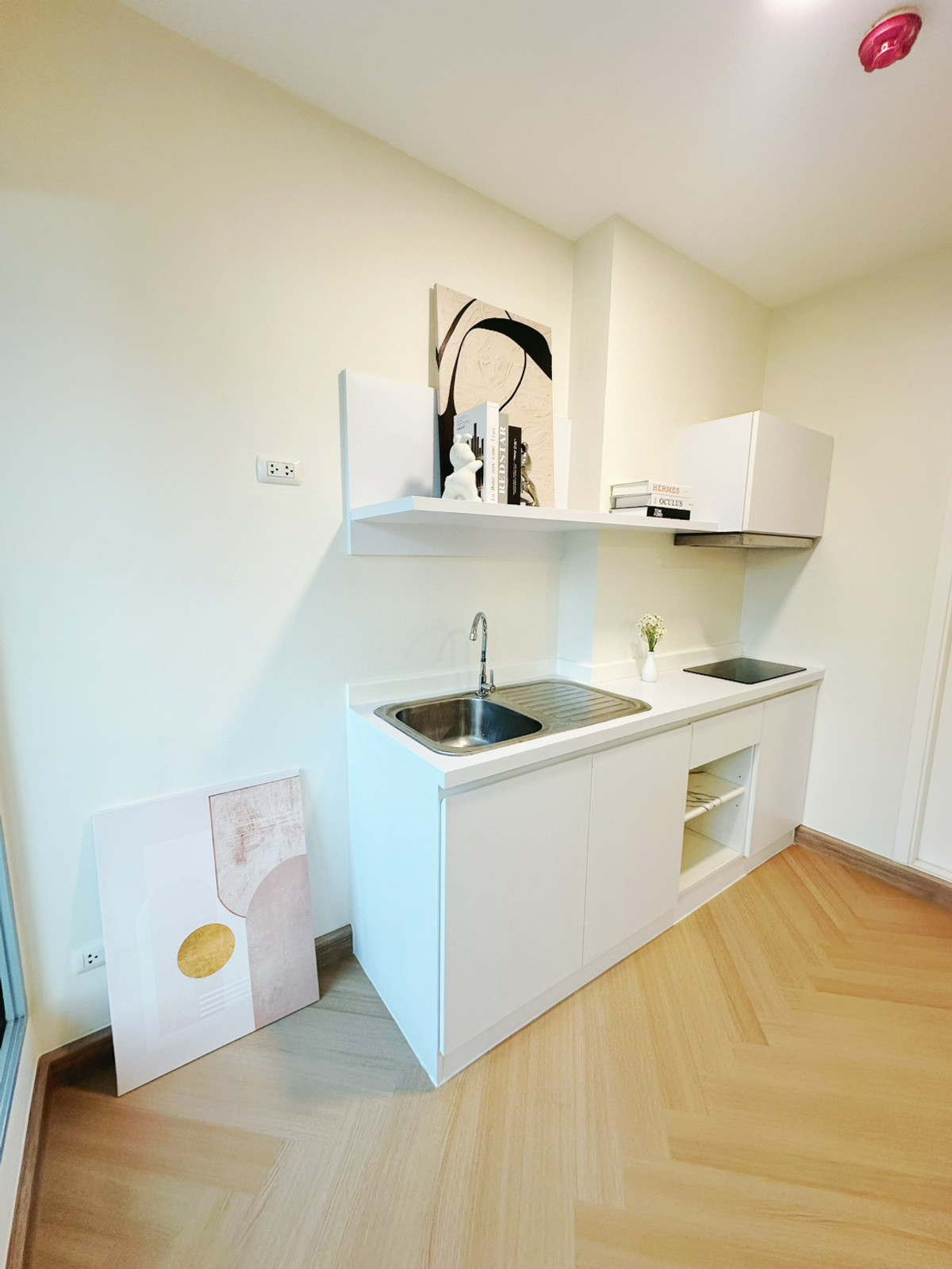 ขายคอนโดคลองเตย กล้วยน้ำไท : ขาย 2.39ลบ คอนโดรีโนเวทสวย 28ตร.ม. ใกล้BTSเอกมัยกับพระโขนง 3นาทีถึง พร้อมอยู่ นัดชมเลย 084-976-1441