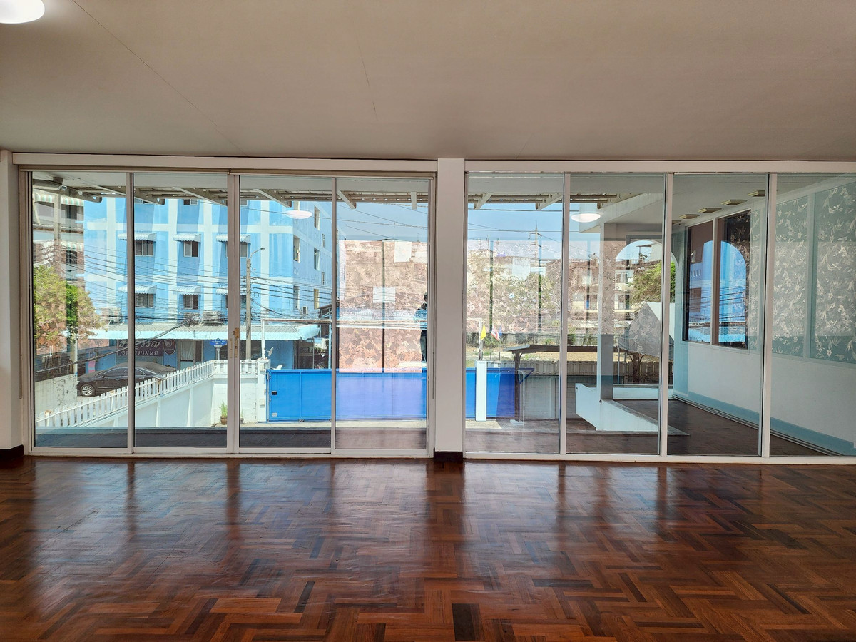 ขายบ้านนวมินทร์ รามอินทรา : ขายที่ดินพร้อมบ้านออฟฟิศ 378 ตร.วา แปลงมุม ติดรถไฟฟ้าสายสีชมพู สถานี กม.6 