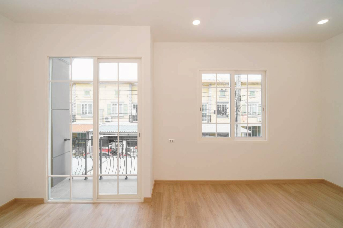 ขายทาวน์โฮมลาดกระบัง สุวรรณภูมิ : 🏡 NEW LISTING | เตรียมรีโนเวท ✨ทิศตะวันออก หลังริม วิวสวน + ไม่ชนใครทั้งหน้า–หลัง! “ซอยต้น + โล่งจริง + เป็นส่วนตัวสุดในโครงการ” ✨