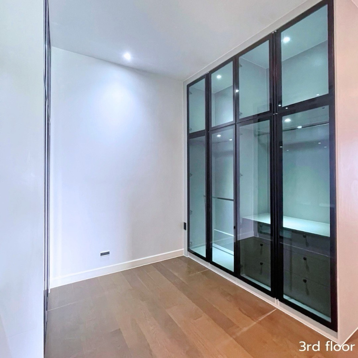 For RentHousePattanakan, Srinakarin : For rent: Bugaan krungthep kreetha, 3-storey detached house, modern luxury, with elevator, swimming pool view.