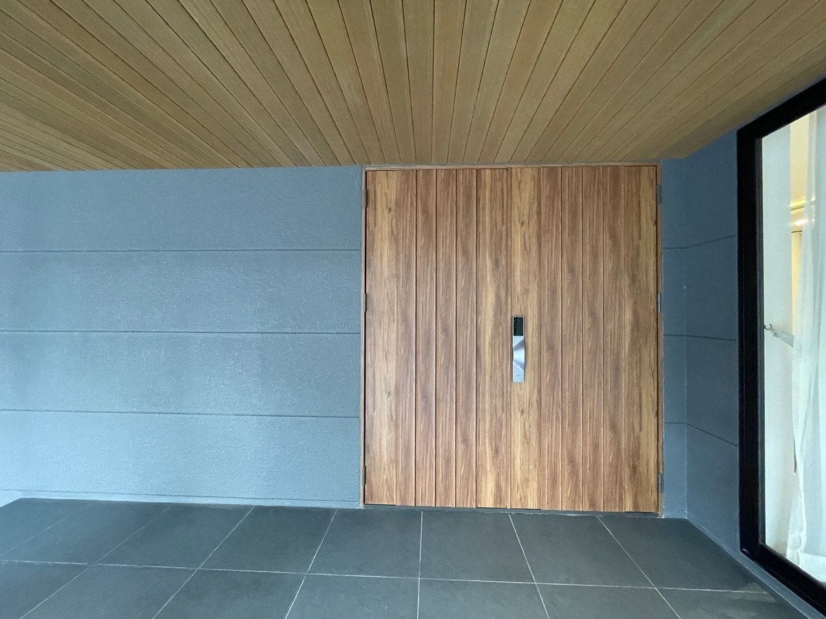 ขายบ้านเลียบทางด่วนรามอินทรา : "หนึ่งเดียวบนเลียบด่วน! Cira Residences บ้านเดี่ยว Ultra-Luxury 3.5 ชั้น พื้นที่ 845 ตร.ม. พร้อมสระว่ายน้ำส่วนตัว | ใกล้ทองหล่อ-พระราม 9 เพียงไม่กี่นาที (สังคมส่วนตัวเพียง 9 ยูนิต)"