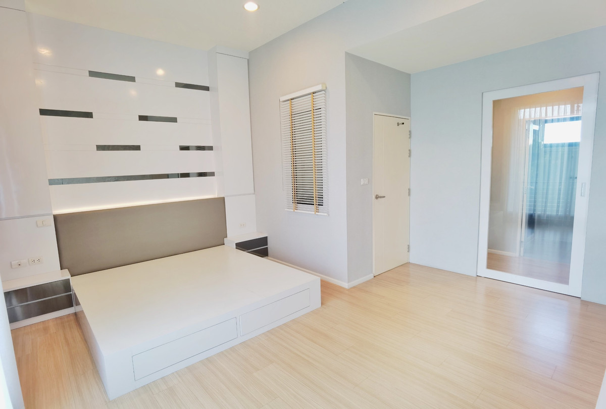 For SaleTownhomeRattanathibet, Sanambinna : [Selling at a loss! Decorated in the millions] Baan Klang Muang Rattanathibet, back side, 33 sq m, near MRT Nonthaburi Intersection 1, only 500 meters.