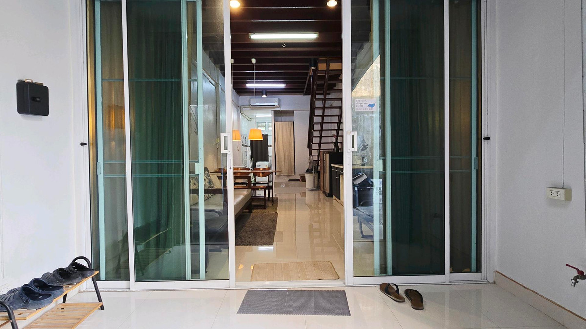 ให้เช่าทาวน์โฮมวงเวียนใหญ่ เจริญนคร : 📣 For Rent | Townhome 2 ชั้น ใกล้ BTS กรุงธนบุรี (ซอยเจริญนคร 18)
🏡 บ้านรีโนเวทใหม่ แต่งครบ พร้อมอยู่ ใกล้ไอคอนสยาม ใกล้สาทร