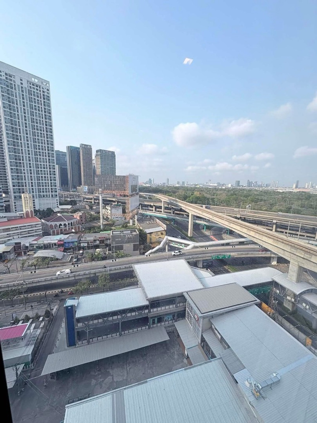 ขายคอนโดลาดพร้าว เซ็นทรัลลาดพร้าว : ขายด่วน !! The Crest Park Residences – ห้าแยกลาดพร้าว ชั้น 10 ขนาด 35 ตร.ม 1ห้องนอน 1 ห้องน้ำ เฟอร์นิเจอร์ครบ จบ ย้ายกระเป๋าเข้าอยู่ได้ทันที!! 6,450,000 บาท ราคานี้หมดแล้วหมดเลยค่ะ ไม่มีแล้วจ้า
