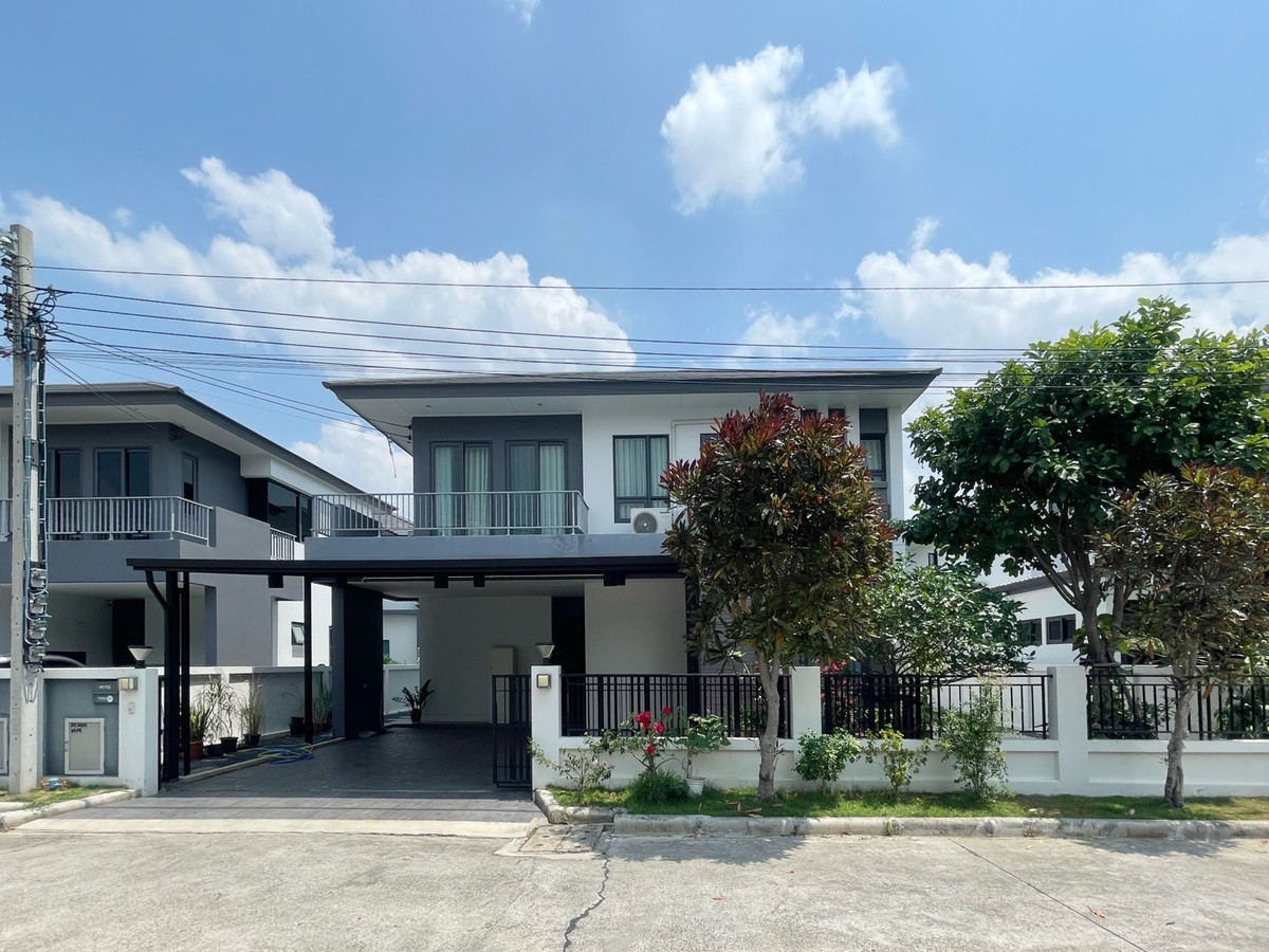 For SaleHouseNonthaburi, Bang Yai, Bangbuathong : 🏡🕊️ Urgent sale, detached house, Suetrong Premium Project, Bang Bua Thong 340, beautifully decorated house, ready to move in. Looks like it came out of Pinterest ✨🪴 Good location next to the main road. in a quality society