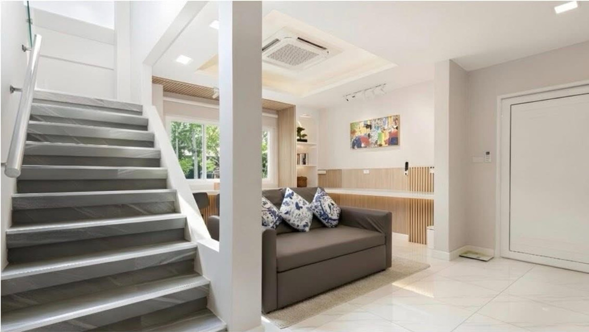 ให้เช่าบ้านรัชดา ห้วยขวาง : ปล่อยเช่าบ้าน 2 ชั้น หลังมุม ขนาด 36 ตรว. 300 ตรางเมตร ซอยรัชดา 18 บ้านสวยตกแต่งใหม่ เฟอร์นิเจอร์ครบพร้อมอยู่ ในหมู่บ้าน ปลอดภัยไม่มีโจร เพื่อนบ้านดีไม่มีปัญหา จอดรถหน้าบ้านได้ 1-2 คัน
