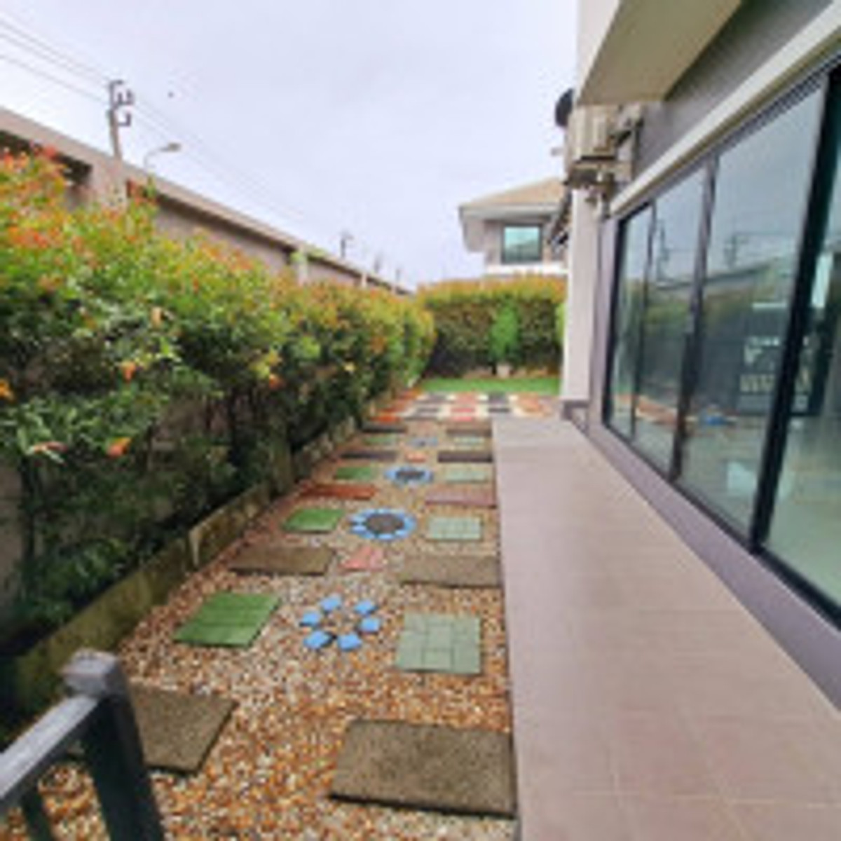 ขายบ้านเลียบทางด่วนรามอินทรา : ขายบ้านเดี่ยว มายโฮม อเวนิว รามอินทรา-จตุโชติ 55 ตร.ว. 4.39 ล้าน! 3 นอน 3 น้ำ ต่อเติมครัวแล้ว แถมแอร์ 3 เครื่อง+เครื่องซักผ้า มุ้งลวดครบ ใกล้ทางด่วนจตุโชติ 