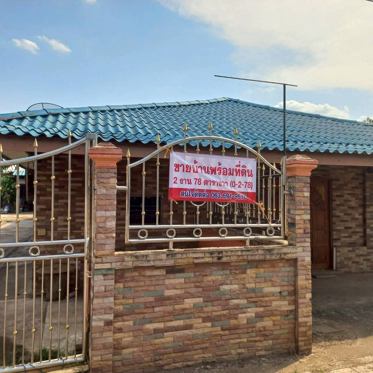 For SaleHousePhayao : House for sale with land, Chiang Kham District, Phayao, wide area with warehouse on an area of ​​278 sq m, suitable for doing business / commercial building.