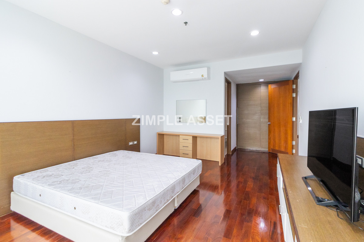 For RentSukhumvit, Asoke, Thonglor : Line ID: @zimple_asset Luxury aprtment in center of sukhumvit. Offering premium facilities for an elevated living experience. Surrounded by leading shopping malls in a prime location.