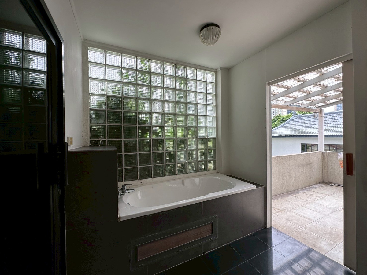 For SaleTownhomeSukhumvit, Asoke, Thonglor : Luxury Townhouse for Sale Thonglor | Family Home Best Value | Near BTS Thonglor | 35,000,000 THB | Luxury townhouse for sale Thonglor, suitable for families, good value, near BTS Thonglor 35,000,000 baht - LTH12647