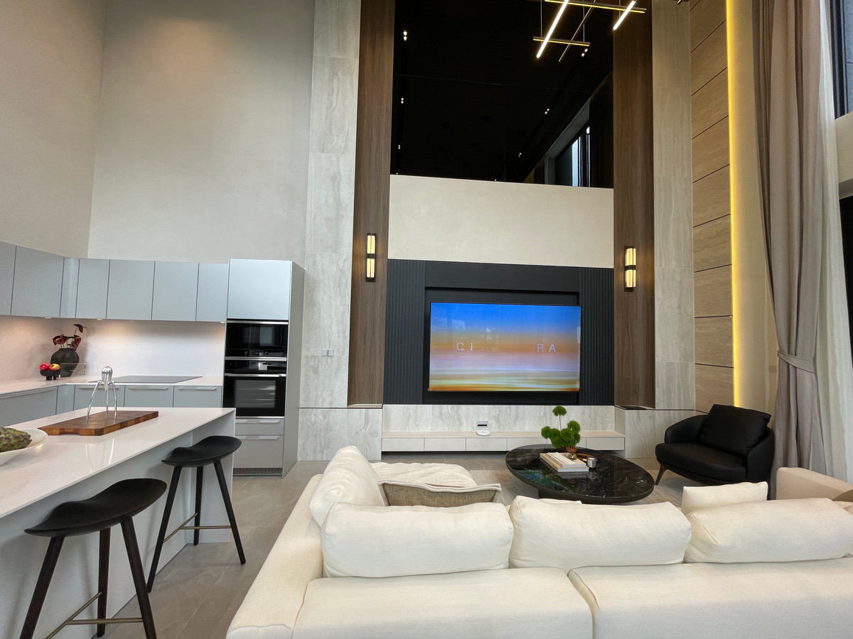 ขายบ้านเลียบทางด่วนรามอินทรา : "หนึ่งเดียวบนเลียบด่วน! Cira Residences บ้านเดี่ยว Ultra-Luxury 3.5 ชั้น พื้นที่ 845 ตร.ม. พร้อมสระว่ายน้ำส่วนตัว | ใกล้ทองหล่อ-พระราม 9 เพียงไม่กี่นาที (สังคมส่วนตัวเพียง 9 ยูนิต)"