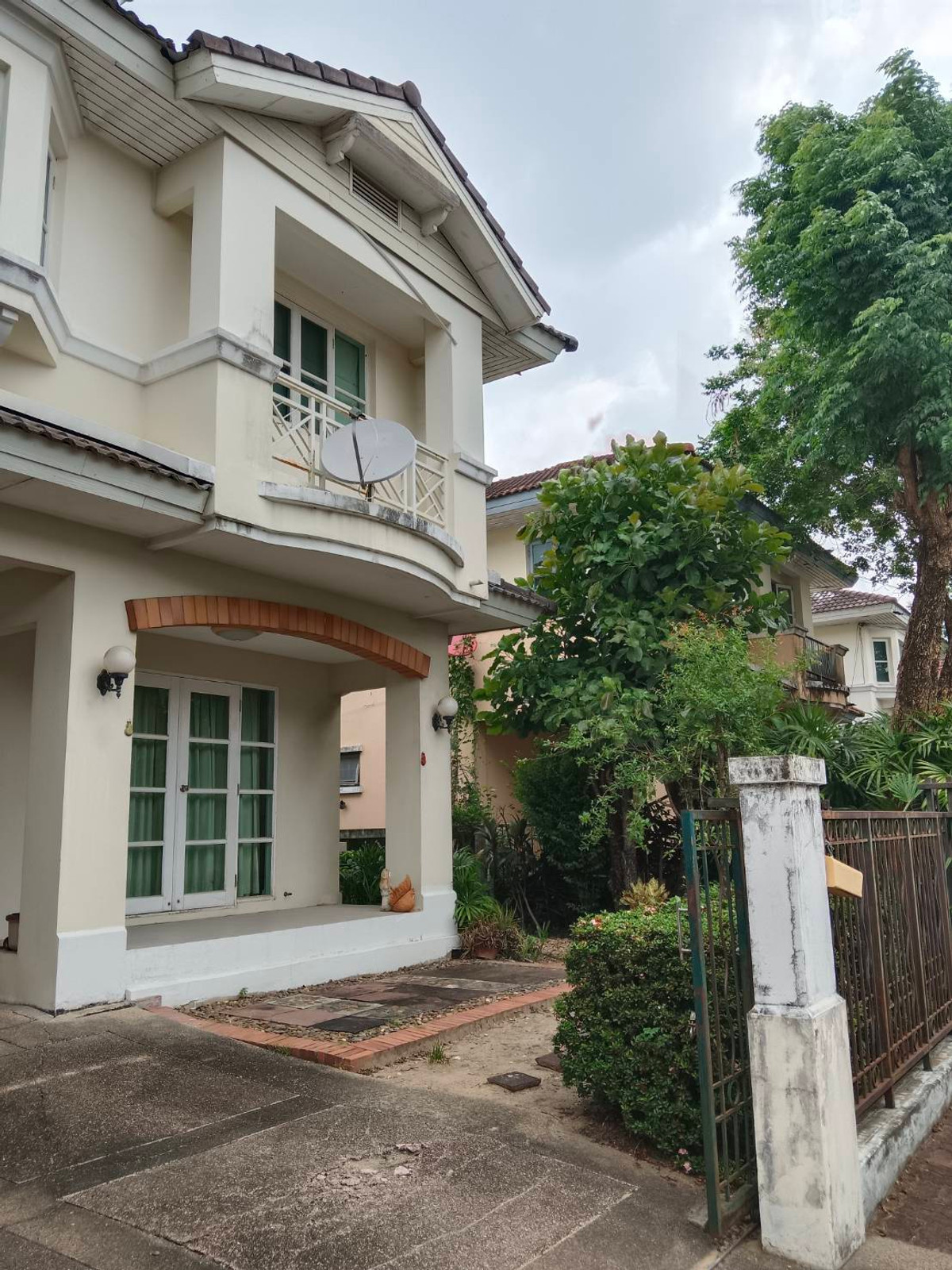 ขายบ้านราษฎร์บูรณะ สุขสวัสดิ์ : ใกล้ทางด่วนเพียง 1 กม.! มัณฑนา ธนบุรีรมย์ ทำเลดีมีทางเข้า-ออก 2 ทาง เดินทางเข้าเมืองสะดวก เพียง 15 นาที ก็ถึงพระราม3