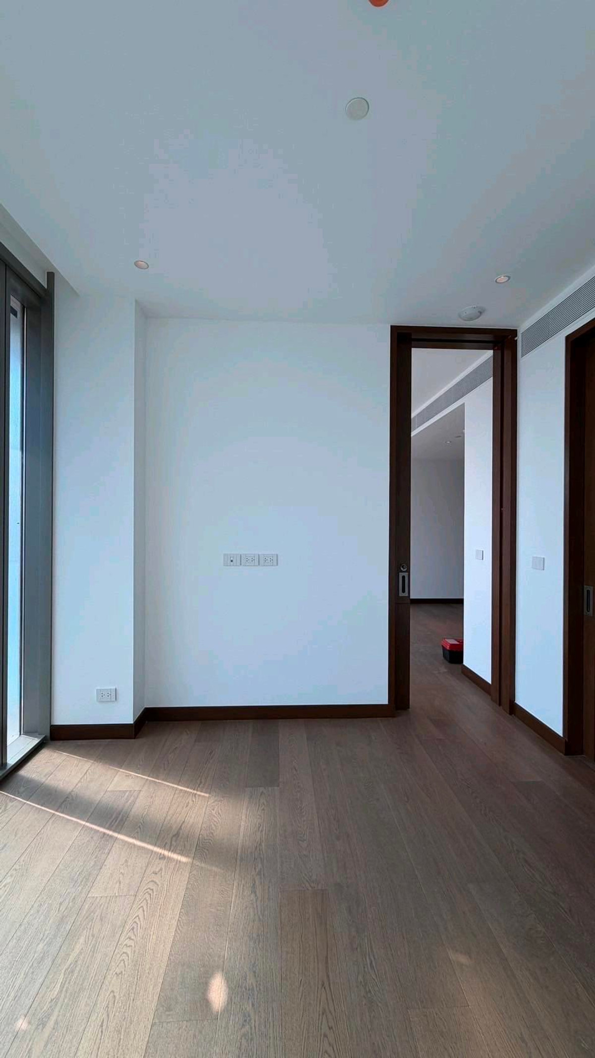 ขายคอนโดสีลม ศาลาแดง บางรัก : ขายคอนโดหรู Dusit Residences ใจกลางสีลม ทำเลศักยภาพสูง ใกล้ MRT สีลม เพียงไม่กี่ก้าว เชื่อมต่อย่านธุรกิจ CBD ได้อย่างสะดวก 