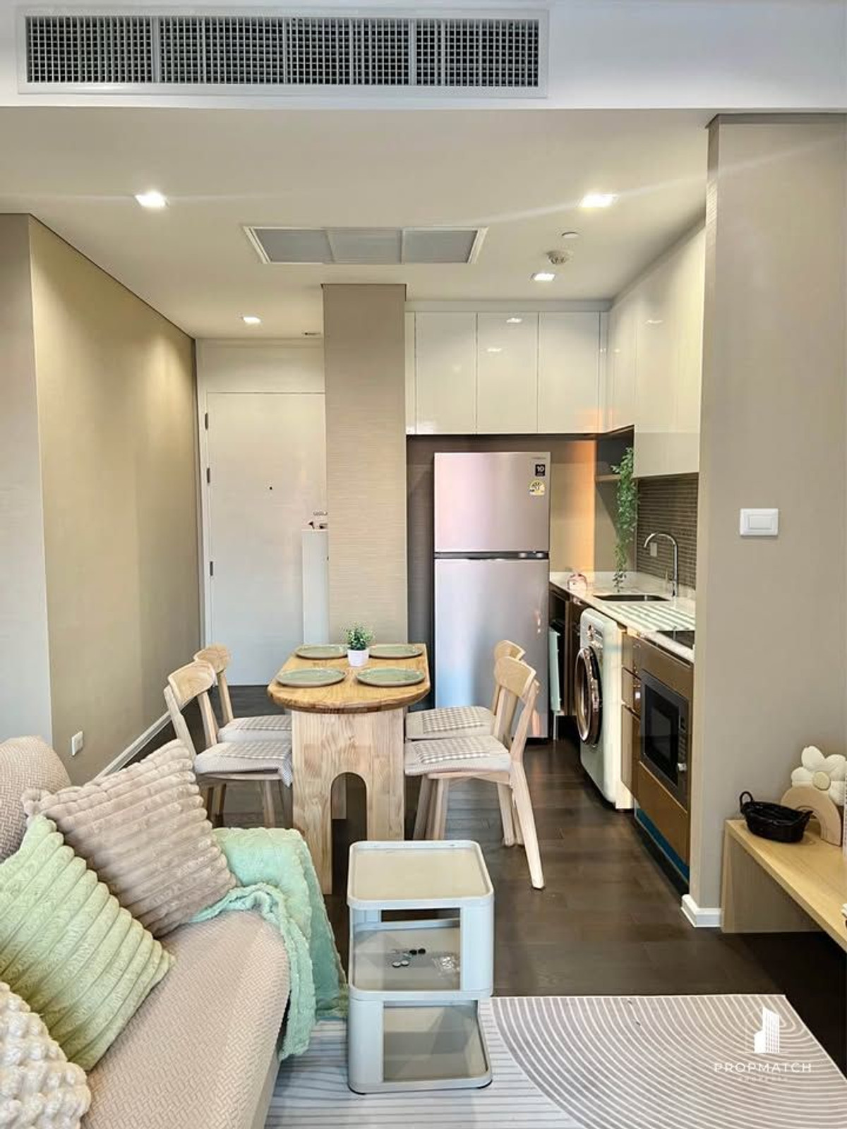 ให้เช่าคอนโดลาดพร้าว เซ็นทรัลลาดพร้าว : ห้องสวยมาก The Saint Residences  แบบ 2 ห้องนอน ปล่อยเช่าแค่ 31,000 /เดือน ห้องกว้าง 57sqm เดินทางสะดวก ใกล้ MRT พหล และ BTS ห้าแยกลาดพร้าว สนใจนัดชมได้เลย 064-6696546 มินนี่   เบอร์นี้แอทไลน์ได้เลยค่ะ