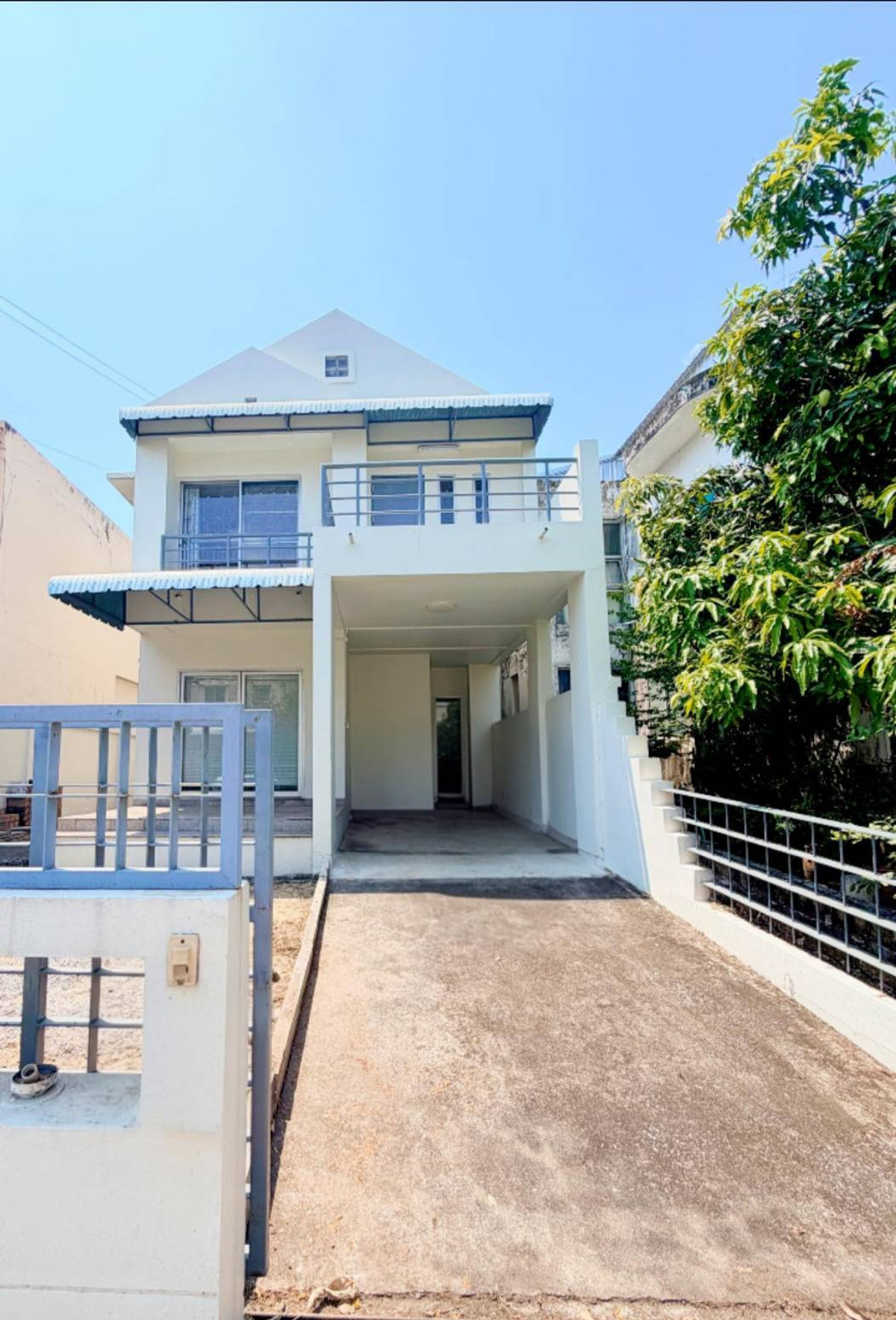 ให้เช่าบ้านปิ่นเกล้า จรัญสนิทวงศ์ : ให้เช่าบ้านแฝด 2 ชั้น 42 ตร.ว. ห่างจากถนนกาญจนาภิเษก200เมตรจากตัวบ้าน ใกล้ถนนพรานนกตัดใหม่200เมตร และใกล้เดอะพาสิโอ้ 1.5 กม. 