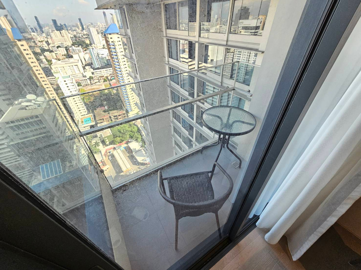 For RentCondoSukhumvit, Asoke, Thonglor : For rent The Esse Asoke near MRT Sukhumvit!  2 bedrooms, 2 bathrooms, luxuriously decorated, high floor, great view.