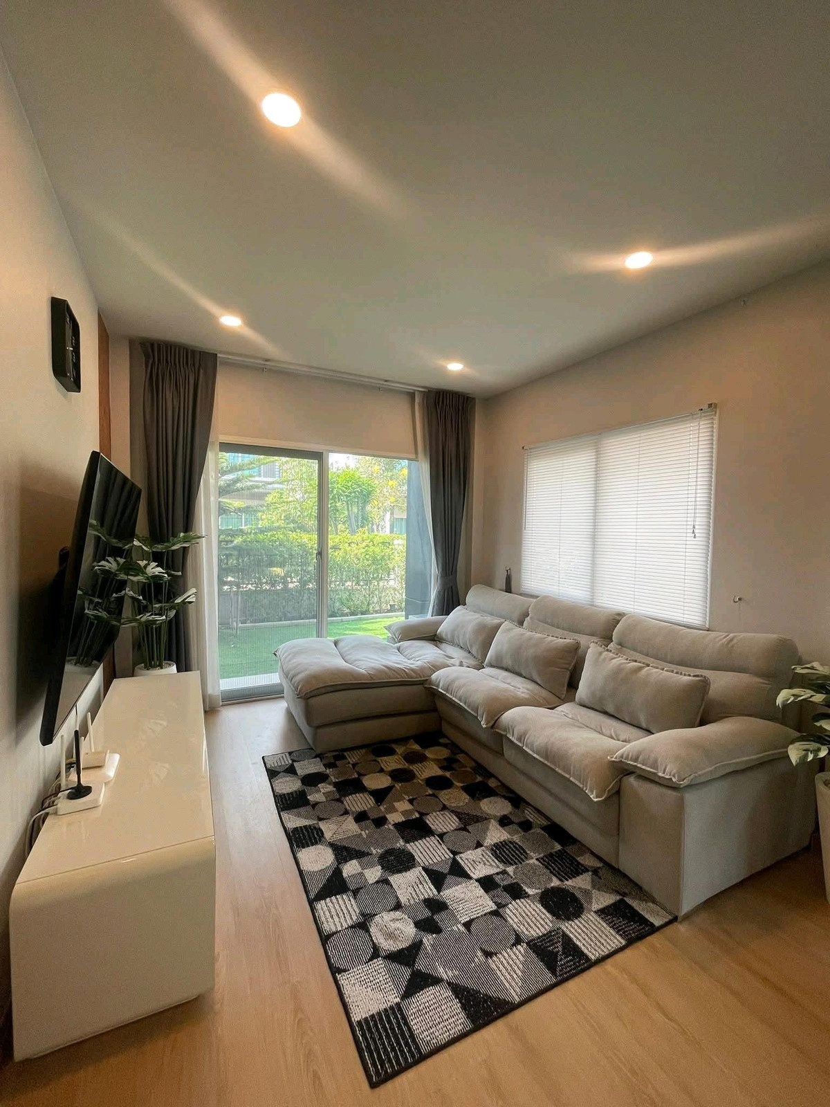 ให้เช่าบ้านปทุมธานี รังสิต ธรรมศาสตร์ : 🏡 "ให้เช่าบ้านเดี่ยว"
 หมู่บ้าน​เซ็นโทร พหล-วิภา2 ทำเลดีมาก ใกล้ ฟิวเจอร์ปาร์ค
🔥  เฟอร์นิเจอร์ครบพร้อมเข้าอยู่ได้เลย
