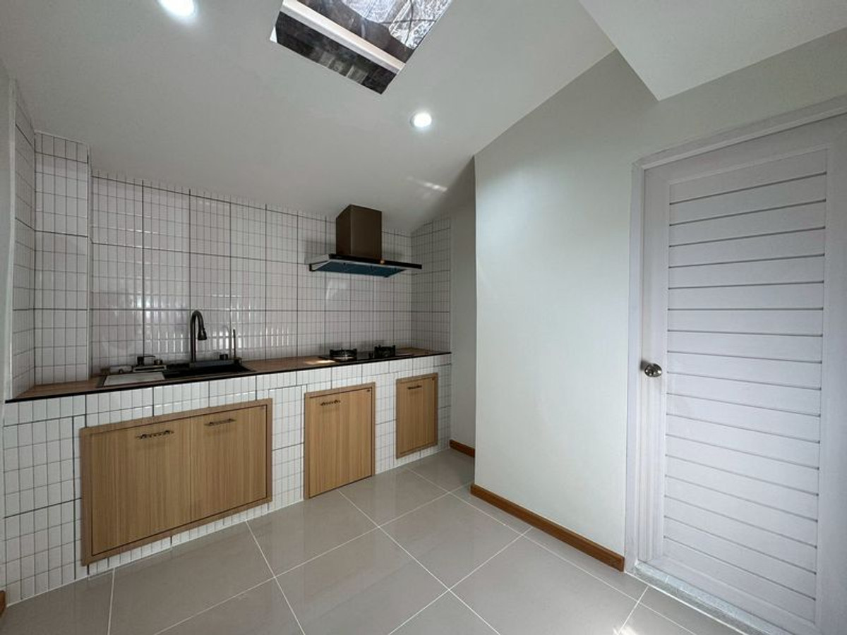 ขายทาวน์โฮมโชคชัย4 ลาดพร้าว71 : ทาวน์เฮ้าส์รีโนเวทใหม่ ม.เลิศอุบล นาคนิวาส 48 (ลาดพร้าว) ขนาด 16 ตารางวา 2 ห้องนอน ถนนนาคนิวาส แขวงลาดพร้าว เขตลาดพร้าว กรุงเทพมหานคร