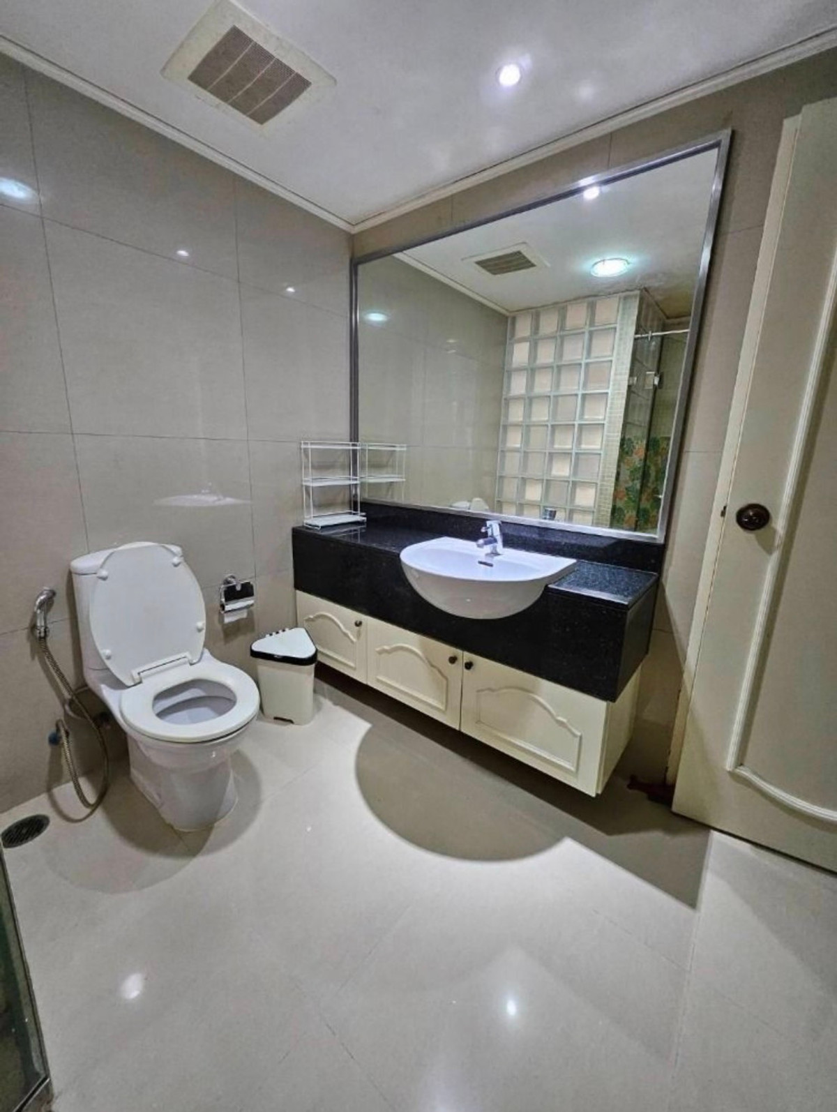 For RentCondoRatchadapisek, Huaikwang, Suttisan : 🏡 Big room, hard to find! The Kris 1, spacious room, very good layout, ready to move in.