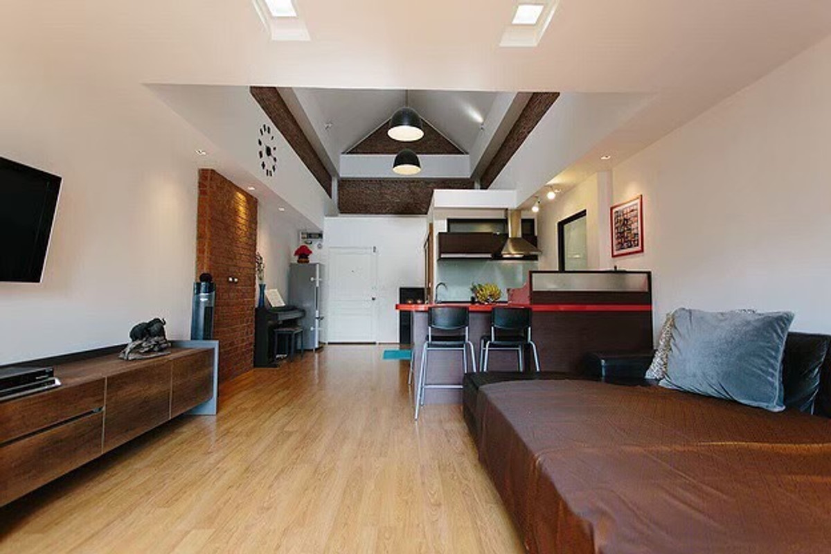 For RentCondoSukhumvit, Asoke, Thonglor : Urgently available room for rent: Young Place, Soi Prasarnmit (Sukhumvit 23). If interested in negotiating the price, add Line @condo168 (with @ in front as well)